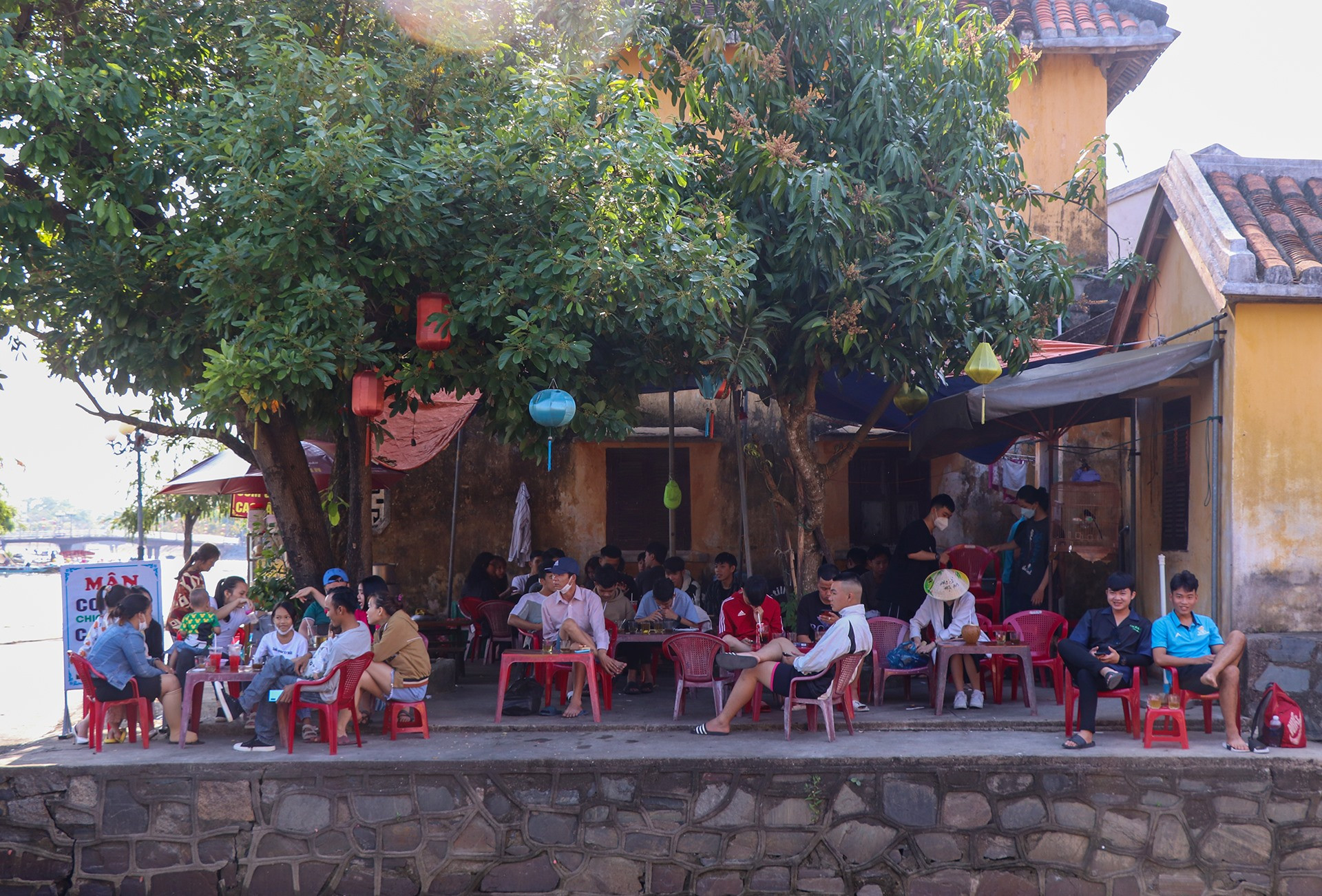 Các quán cà phê, ẩm thực tại phố cổ Hội An trong tình trạng kín khách. Chị Huyền, một hộ kinh doanh cà phê gần chùa Cầu, cho hay từ chiều thứ 6, lượng khách đổ về Hội An đông nên quán chị luôn trong tình trạng kín bàn, ghế.
