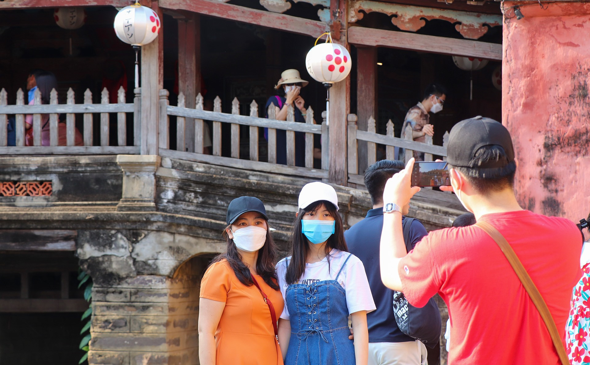 Nhiều gia đình lưu lại hình ảnh kỷ niệm tại chùa Cầu khi tham quan phố cổ Hội An.