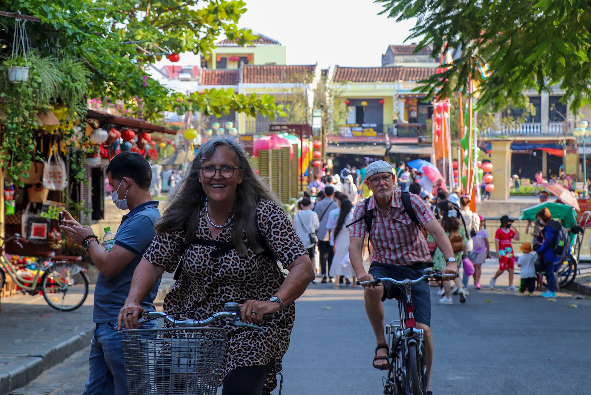 Nhiều du khách quốc tế thích thú đạp xe dạo quanh phố cổ.