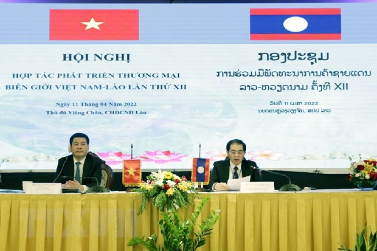 Vietnamese Minister of Industry and Trade Nguyen Hong Dien and his Lao counterpart Khampheng Xaysompheng co-chair the 12th Vietnam-Laos border trade development co-operation conference (Photo:VNA)