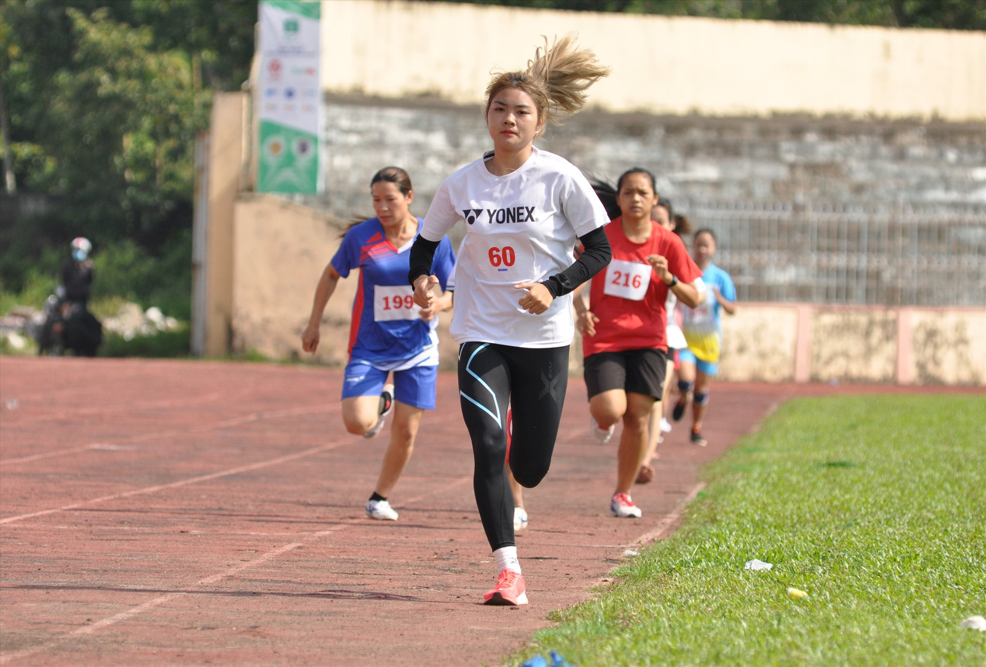 VĐV Nguyễn Thị Vân (Điện Bàn) không chỉ thi đấu tốt khi giành HCĐ nội dung 1.500m mà còn gây “thương nhớ” cho nhiều người bởi gương mặt khả ái và thể hình đẹp. Ảnh: T.V