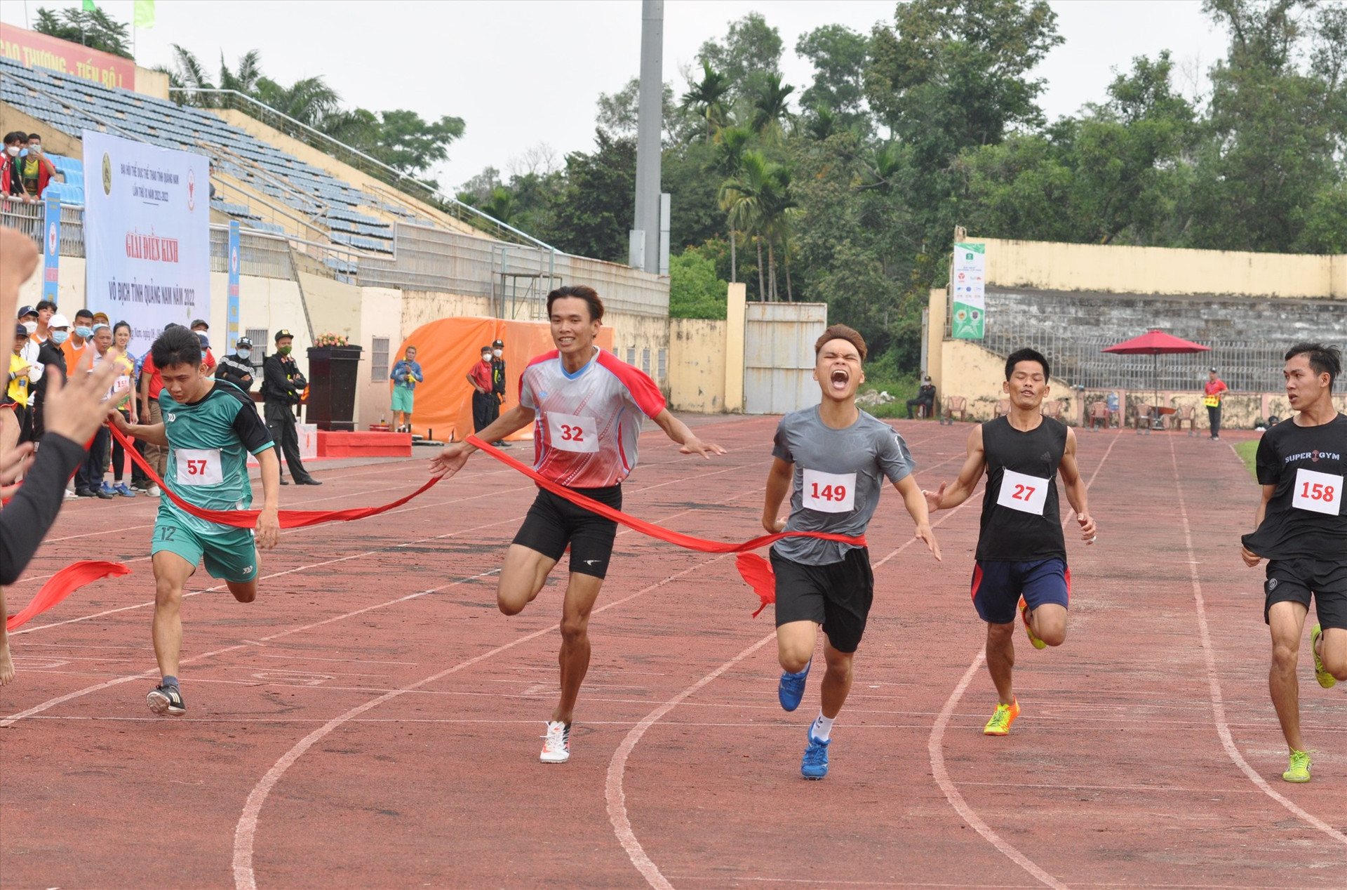 Những bước chạy nước rút về đích của các VĐV nam nội dung 100m và chỉ hơn nhau chỉ nửa bước chân. Ảnh: T.V