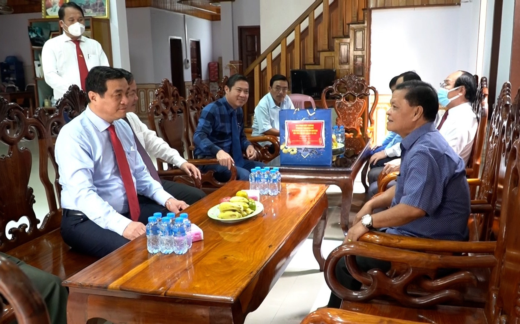 đoàn công tác đến thăm, chúc tết gia đình các đồng chí nguyên lãnh đạo tỉnh Sê Kông.