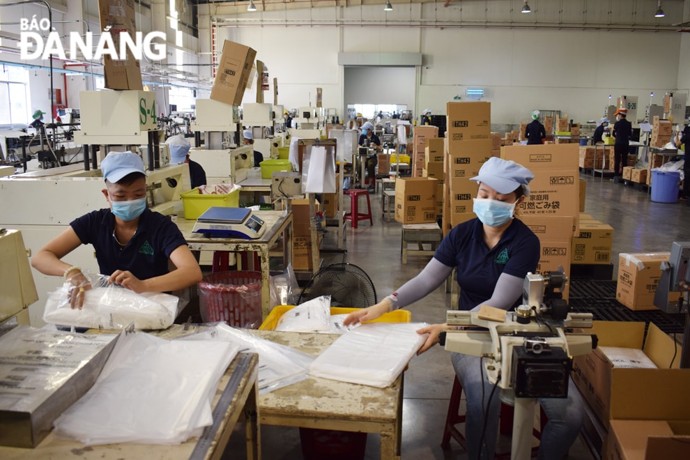 Thành phố Đà Nẵng đang đẩy nhanh tiến độ xây dựng, hình thành các khu công nghiệp, cụm công nghiệp mới, thu hút đầu tư. Trong ảnh: Hoạt động sản xuất tại Công ty TNHH Apple Film Đà Nẵng (Khu công nghiệp Hòa Cầm giai đoạn 1, quận Cẩm Lệ). Ảnh: KHÁNH HÒA