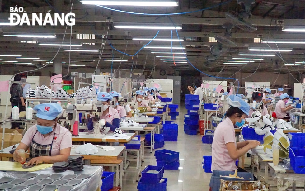 Thành phố Đà Nẵng đang đẩy nhanh tiến độ xây dựng, hình thành các khu công nghiệp, cụm công nghiệp mới, thu hút đầu tư. TRONG ẢNH: Sản xuất tại Công ty TNHH Kane-M Việt Nam (Khu Công nghiệp Hòa Khánh, quận Liên Chiểu). Ảnh: M.QUẾ
