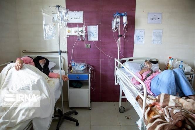 Bệnh nhân COVID-19 được điều trị tại bệnh viện ở Iran. Ảnh: IRNA/ TTXVN