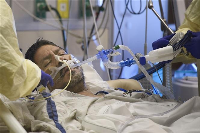 ệnh nhân COVID-19 được điều trị tại trung tâm y tế ở Reno, Nevada, Mỹ. Ảnh: AFP/ TTXVN