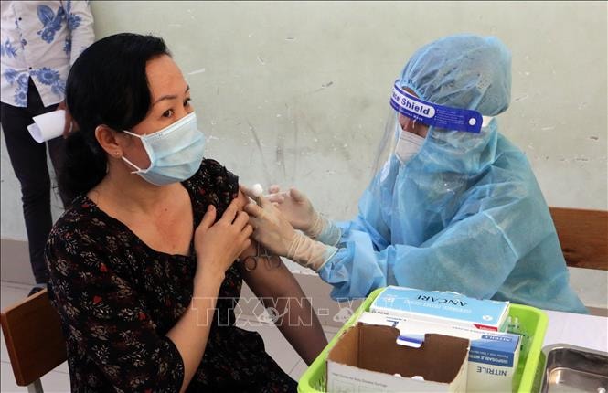 Tiêm vaccine phòng COVID-19 cho người dân. Ảnh: TTXVN