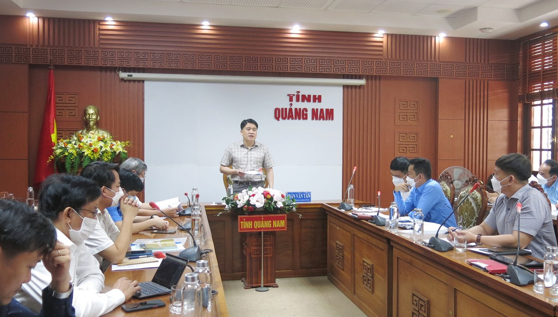 Phó chủ tịch UBND tỉnh Trần Văn Tân phát biểu tại cuộc họp