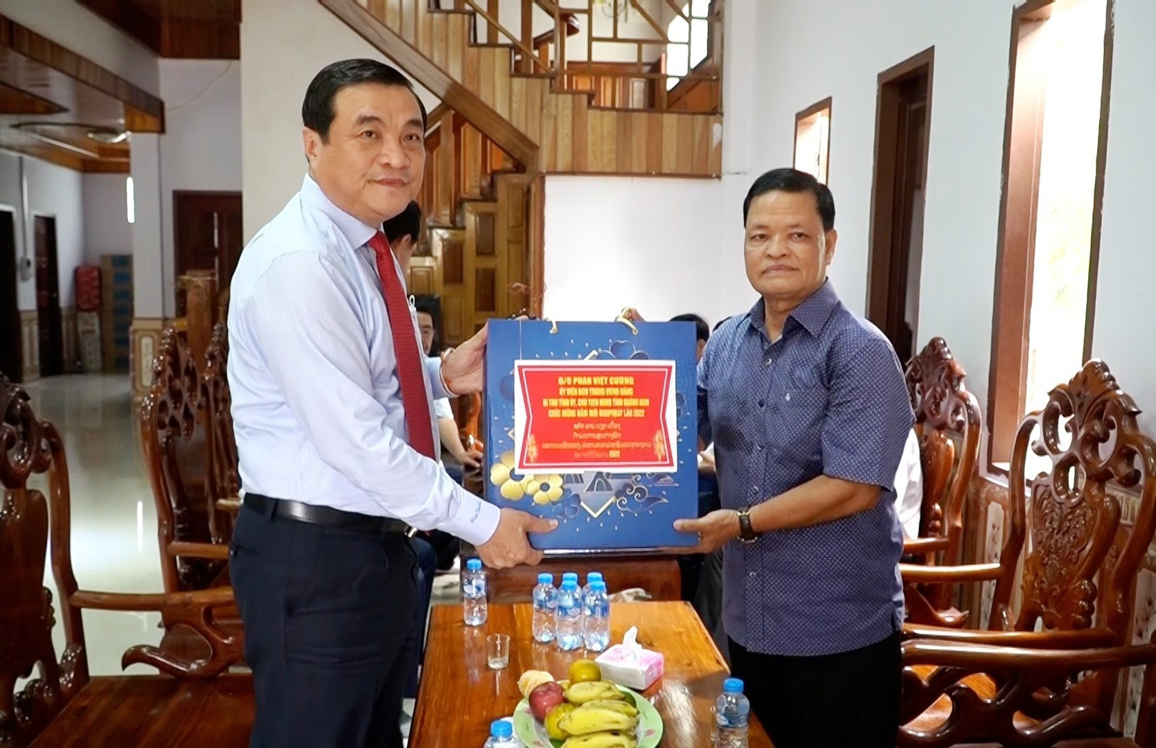 Mr. Cuong offers gift to an ex-leader of Sekong province