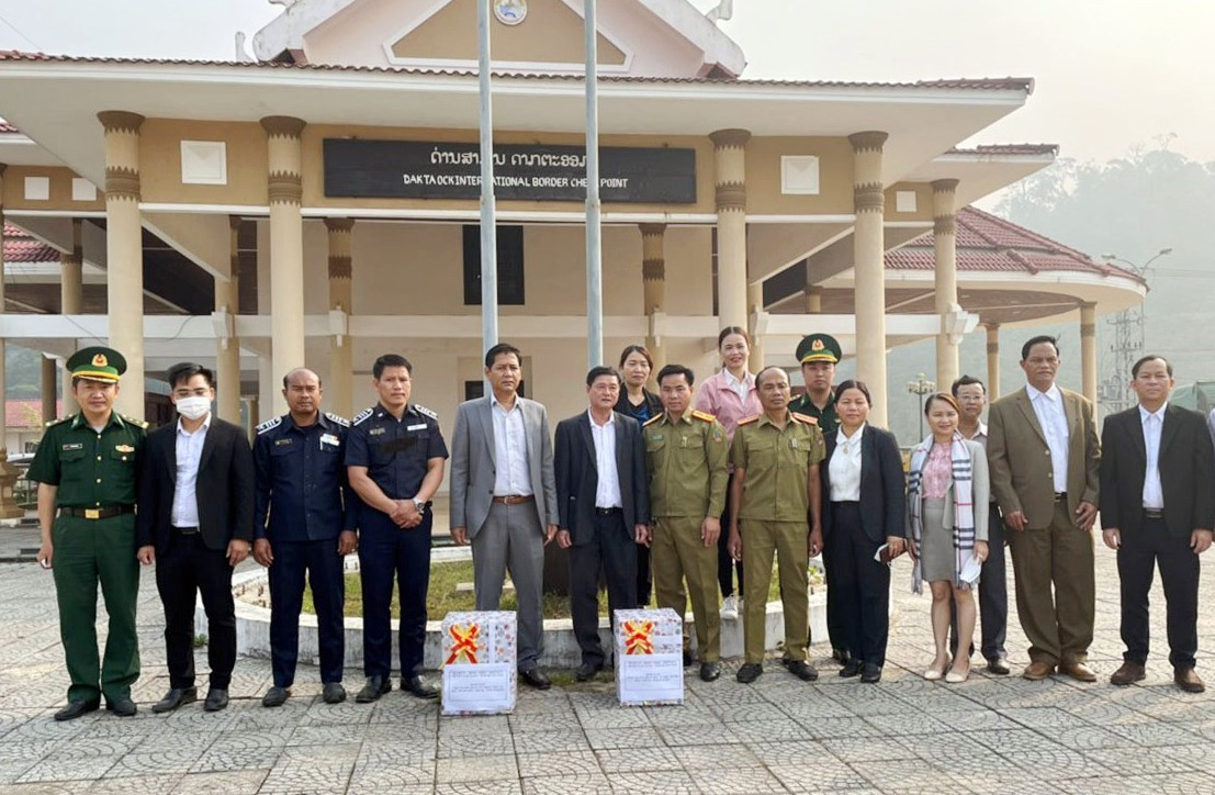 đoàn công tác huyện Nam Giang đến thăm, chúc mừng huyện kết nghĩa Đăk Chưng