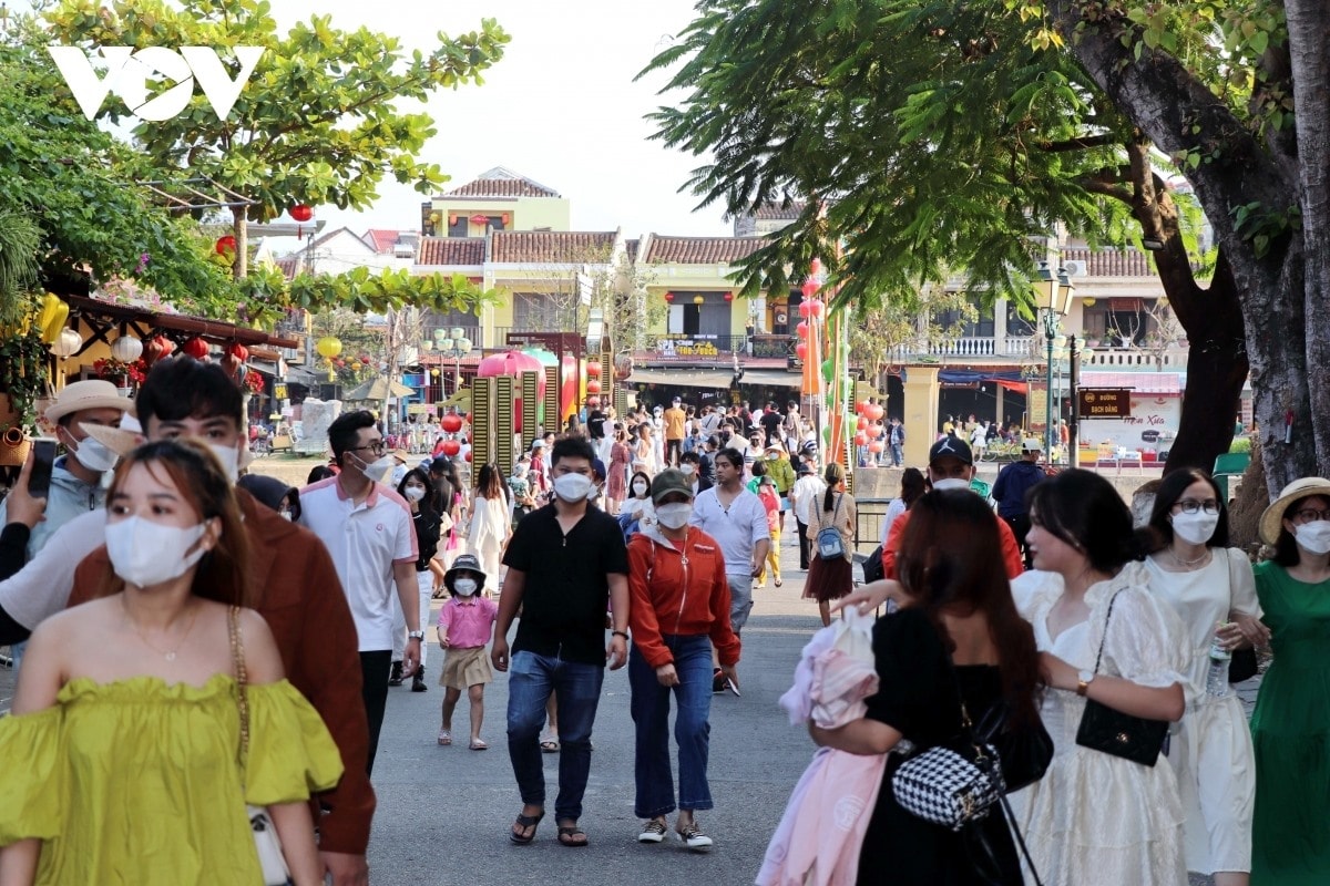 Tens of thousands of people have flocked to Hoi An - a UNESCO-regconised heritage site in central Vietnam during the national break on April 9-11.