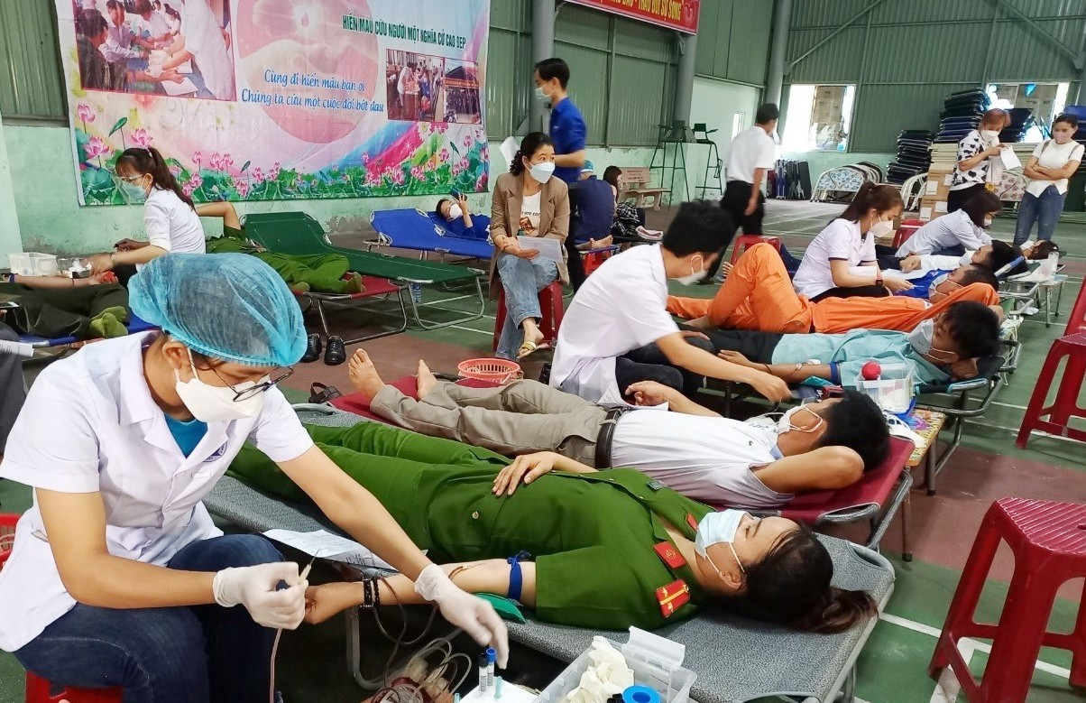 Tình nguyện viên tham gia hiến máu Ban Chỉ huy quân sự huyện Quế Sơn . ảnh DT