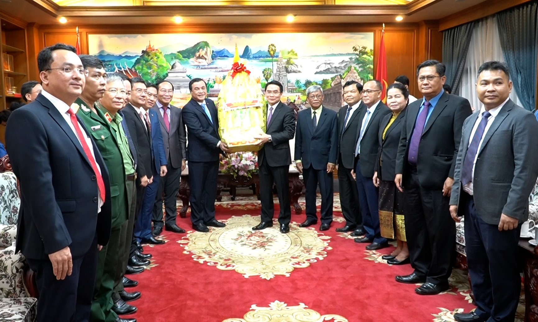 Đoàn cán bộ tỉnh Quảng Nam thăm chúc tết tỉnh Chămpasak. Ảnh: TRÍ QUANG