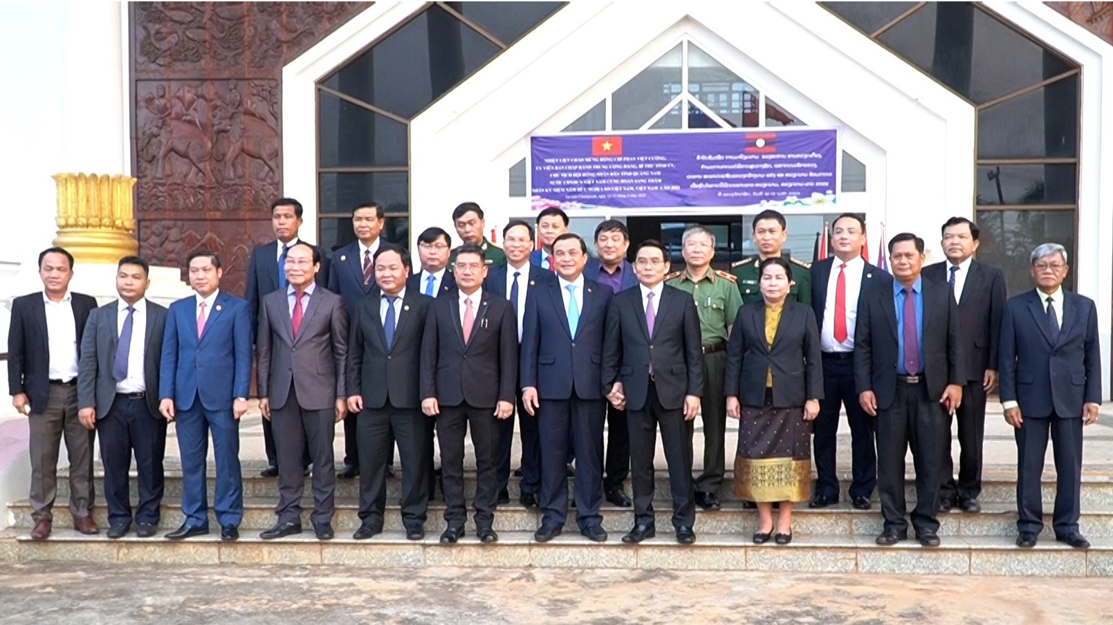 Lãnh đạo tỉnh Quảng Nam chụp ảnh lưu niệm với lãnh đạo tỉnh Chămpasak. Ảnh: TRÍ QUANG