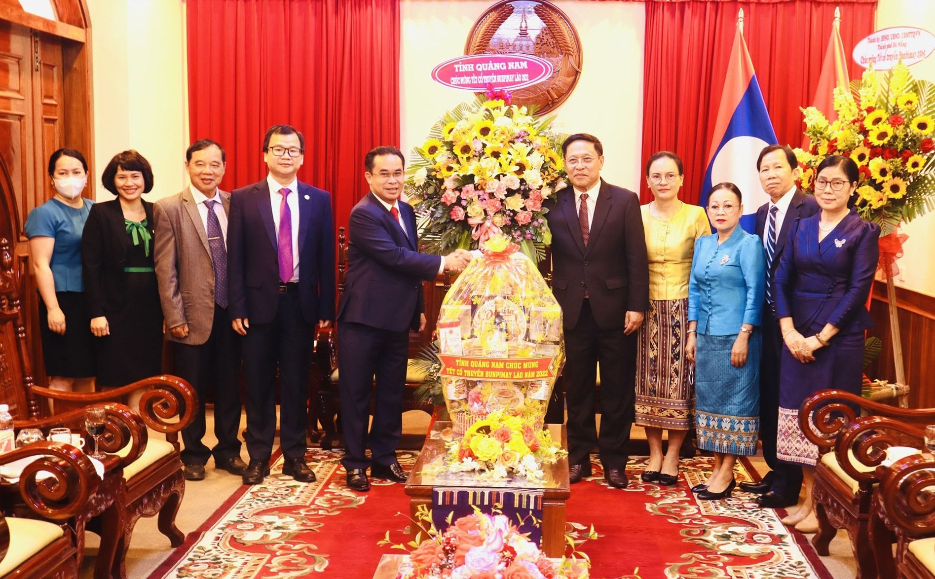 Lãnh đạo tỉnh tặng quà chúc mừng Tết cổ truyền Bunpimay của Lào ở Lãnh sự quán Lào tại TP.Đà Nẵng. Ảnh: Q.T