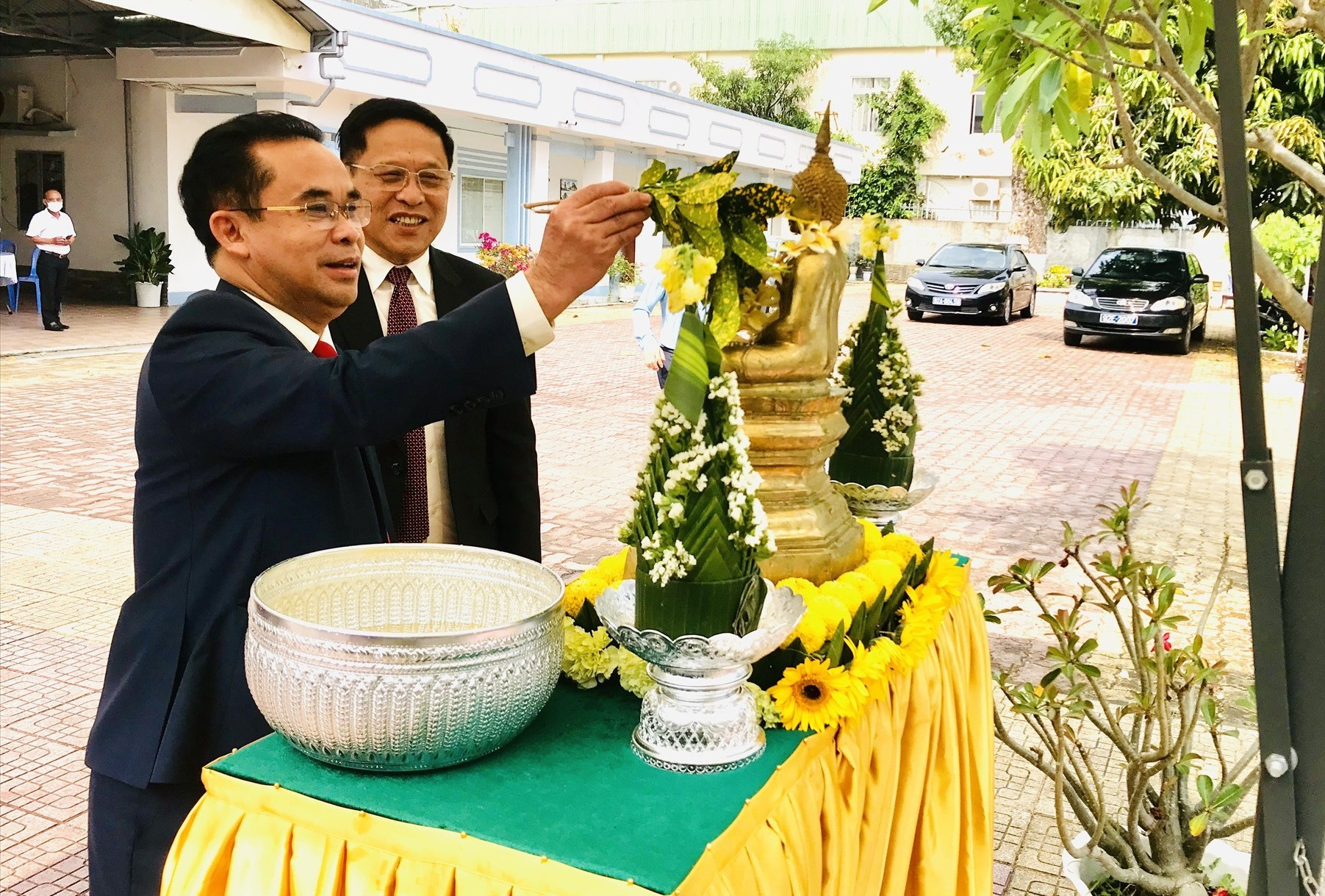 Phó Chủ tịch UBND tỉnh Trần Anh Tuấn thực hiện nghi thức tắm Phật truyền thống nhân dịp Tết cổ truyền Bunpimay (Lào). Ảnh: Q.T