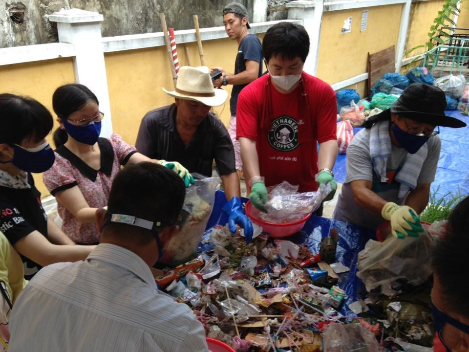 Hiệp hội tái chế thành phố NAHA - Nhật Bản hợp tác phân loại rác tại nguồn ở Hội An. Ảnh: Q.Hải