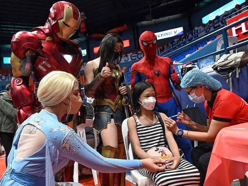 Philippines tạo ra các nhân vật trẻ em yêu thích để giúp trẻ thỏa mái khi tiêm phòng. Ảnh: AFP