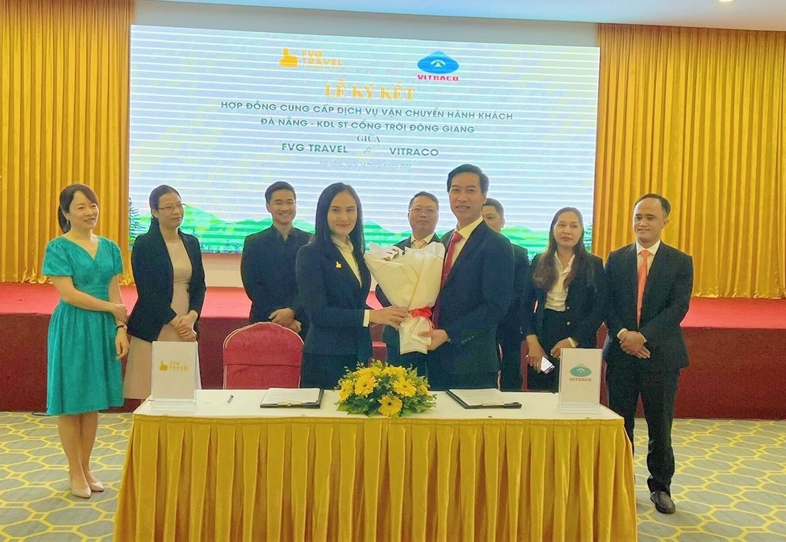 FVG và Vitraco ký kết hợp tác khởi động tuyến xe buýt kết nối Đà Nẵng với Khu du lịch sinh thái Cổng trời Đông Giang. Ảnh: T.L