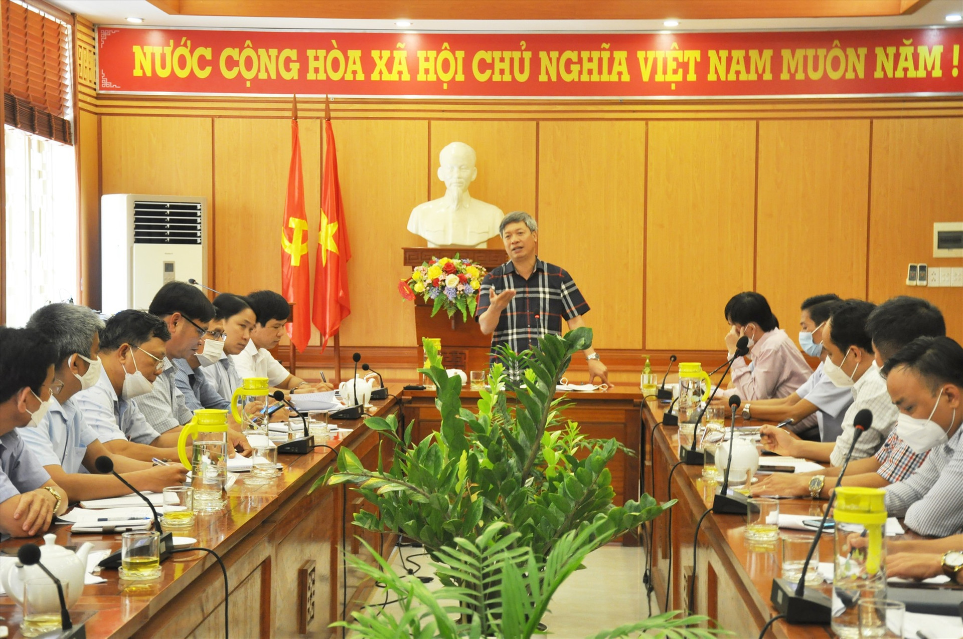 Phó Chủ tịch UBND tỉnh Hồ Quang Bửu chủ trì cuộc làm việc với UBND TP.Hội An về công tác cải cách hành chính và chuyển đổi số 3 tháng đầu năm 2022. Ảnh: N.Đ