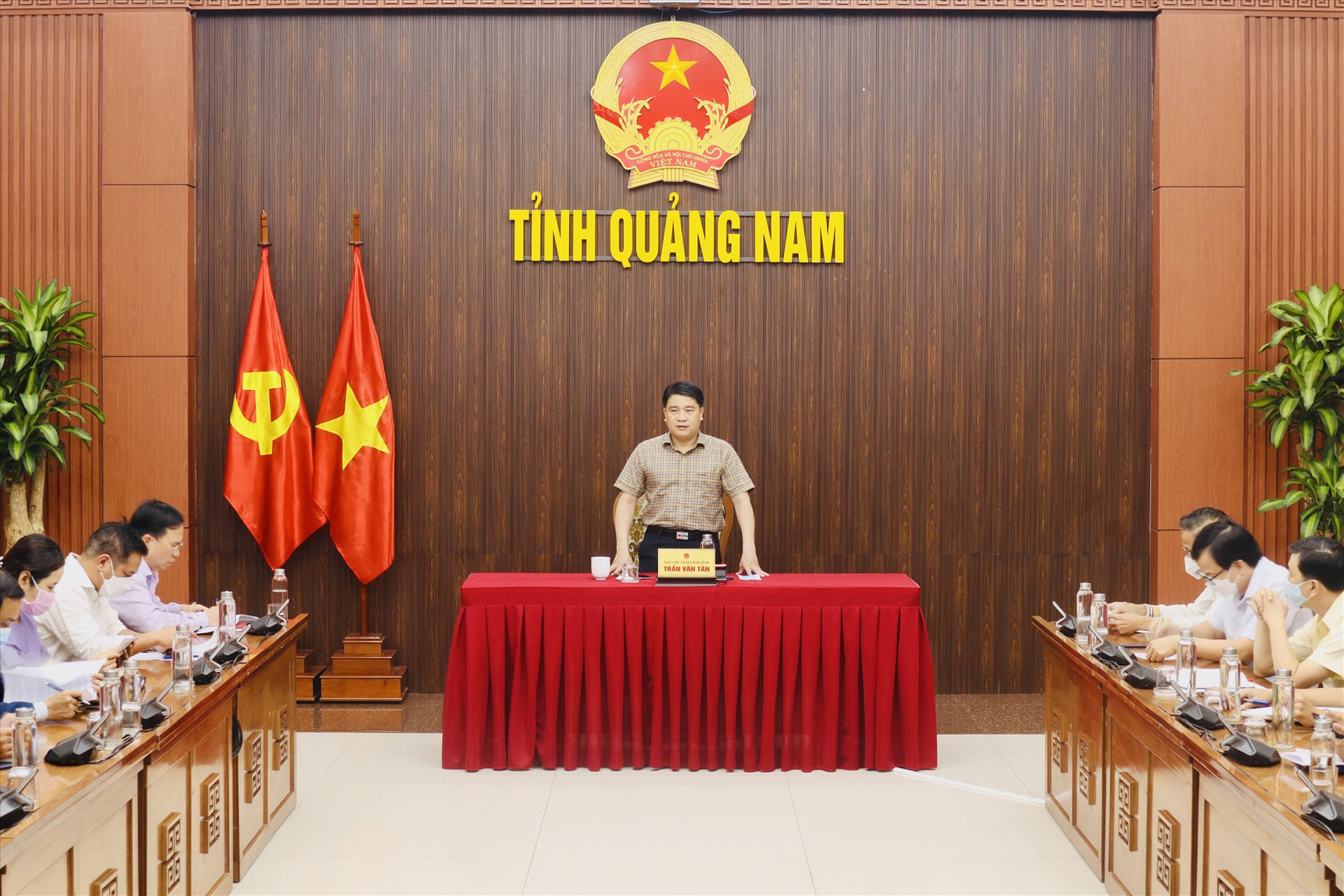 Phó Chủ tịch UBND tỉnh Trần Văn Tân đánh giá cao các cơ quan liên quan đã phối hợp tốt tổ chức chu đáo, thành công lễ khai mạc Năm du lịch quốc gia - Quảng Nam 2022. Ảnh: Q.T