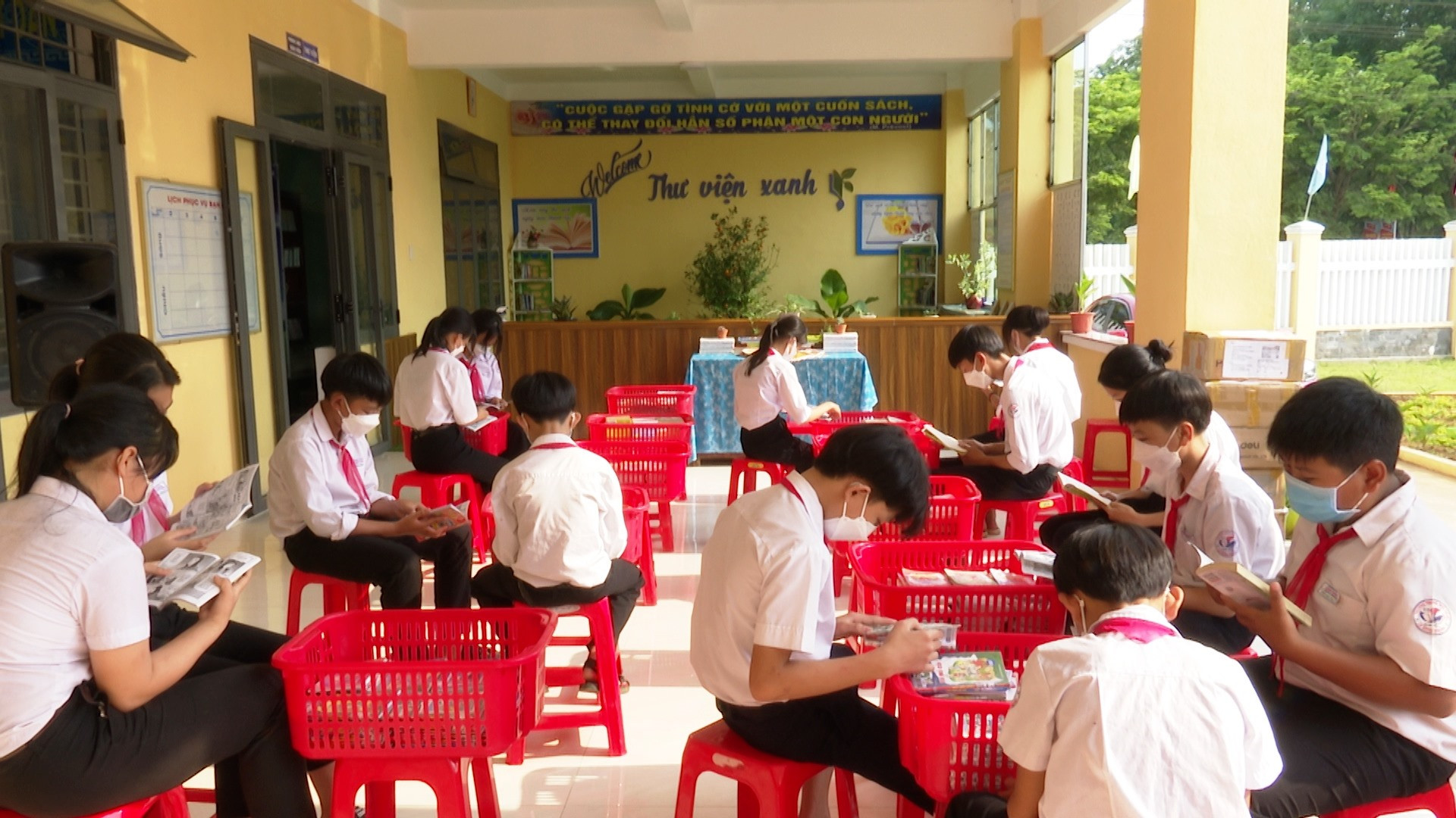 Các em học sinh trường THCS Lê Hồng Phong tham gia đọc sách tại thư viện trường. Ảnh: N.HƯNG