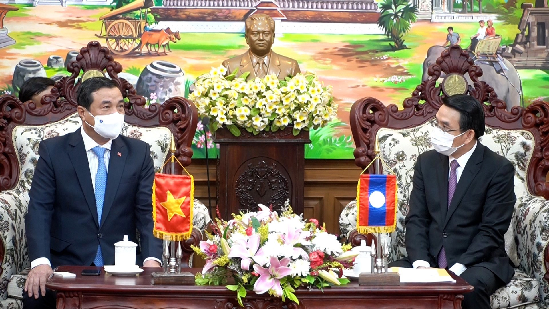 Party Secretary Cuong (left) and  Governor of Champasak province Vilayvong Butdakham