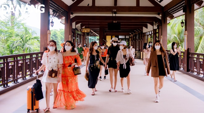 Các chương trình kích cầu hướng đến tăng dịch vụ trải nghiệm, tạo sự hấp dẫn để du khách đến tham quan Đà Nẵng. Trong ảnh: Du khách tham quan tại Khu du lịch Sun World Bà Nà Hills. Ảnh: THU HÀ