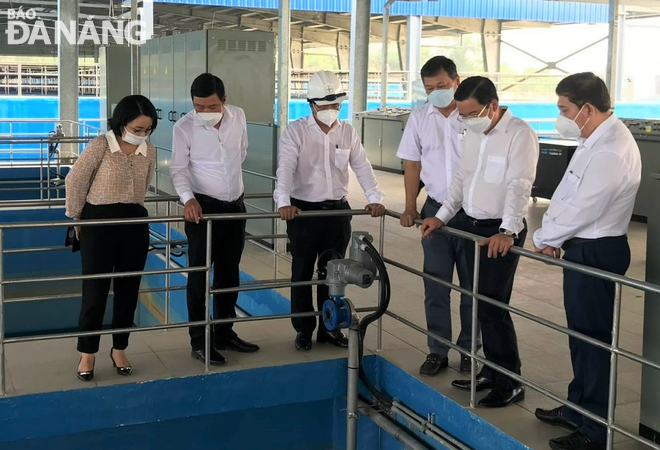 Phó Chủ tịch Thường trực HĐND thành phố Lê Minh Trung (thứ 2, phải qua) kiểm tra hệ thống vận hành của Nhà máy nước Hòa Liên