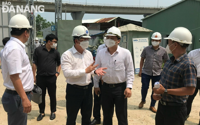 Phó Chủ tịch Thường trực HĐND thành phố Lê Minh Trung (thứ 2, trái qua) kiểm tra tiến độ thi công Khu công viên phần mềm số 2. Ảnh: M.Q