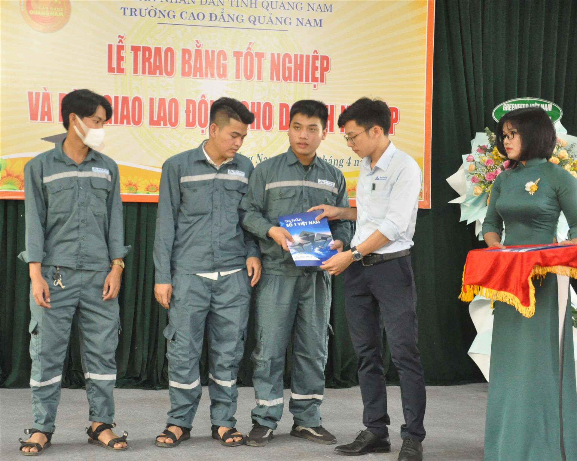 Công ty CP Thép Hòa Phát Dung Quất nhận học sinh sinh viên tốt nghiệp về làm việc tại doanh nghiệp. Ảnh: X.P