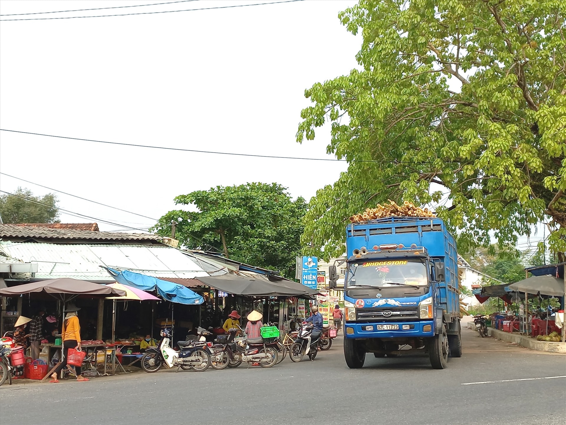 Lấn chiếm lòng đường tại ngã 3 Cây Cốc (Thăng Bình), giao nhau giữa quốc lộ 1 và quốc lộ 14E tiềm ẩn nguy cơ tai nạn. Ảnh: K.K