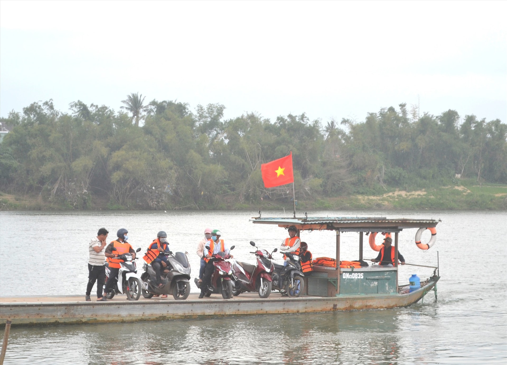 Đò chở khách ngang sông Duy Tân (xã Duy Tân) trên địa bàn Duy Xuyên cần được trang bị thêm áo phao. Ảnh: C.T