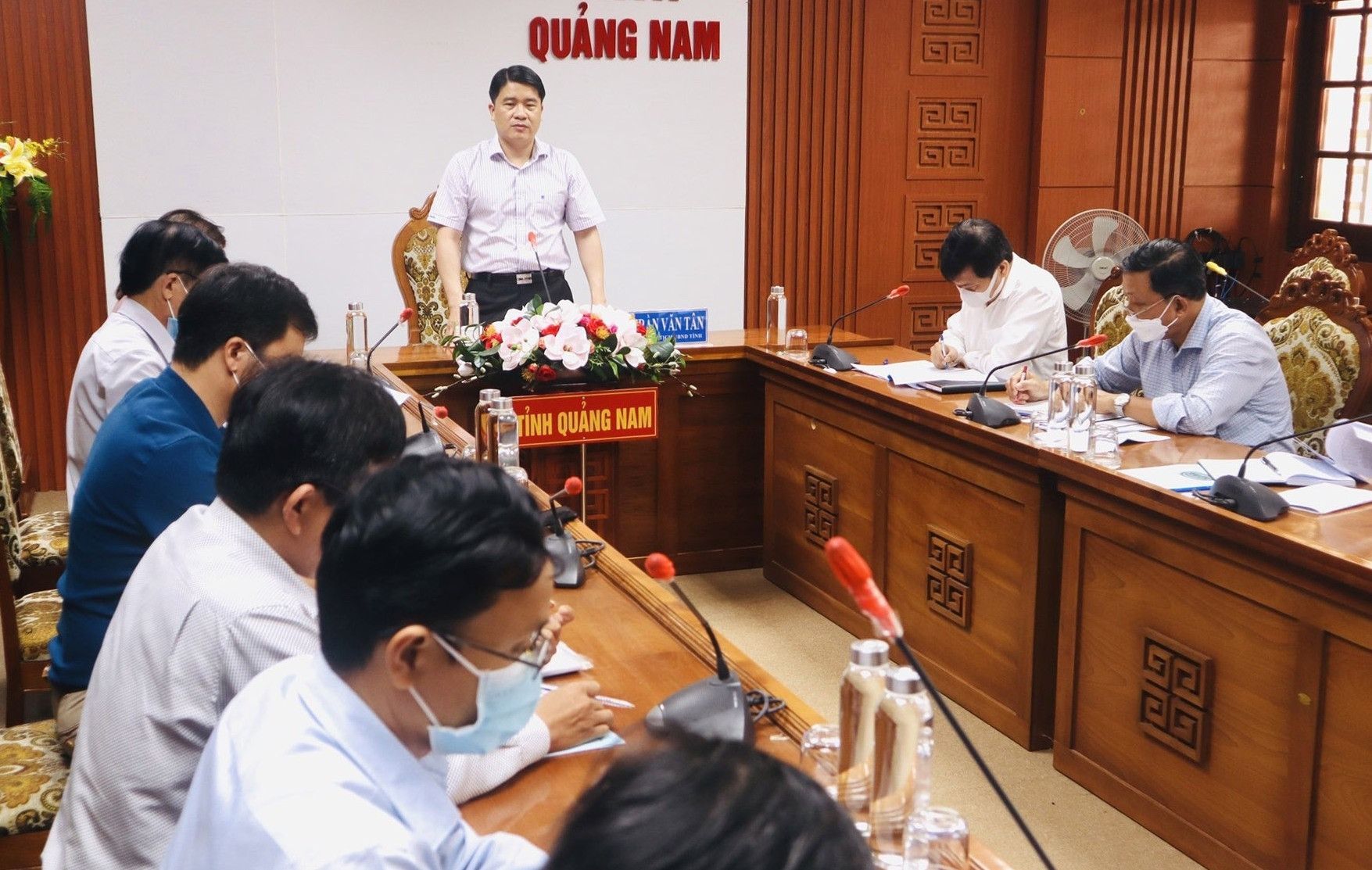 Phó Chủ tịch UBND tỉnh Trần Văn Tân chủ trì cuộc thẩm định đề án vị trí việc làm của TP.Hội An. Ảnh: Q.T