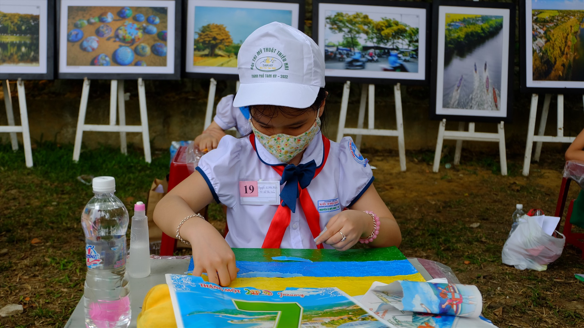 Một em học sinh xé dán tranh với chủ đề bảo vệ môi trường. Ảnh: M.L