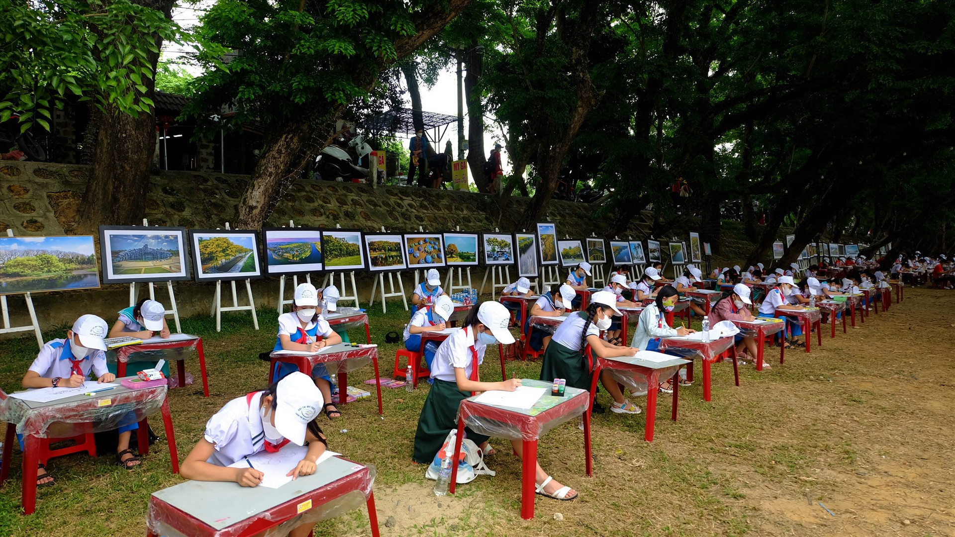 Hội thi Mỹ thuật thiếu nhi thu hút 72 em học sinh tham gia với các tác phẩm có chủ đề “Tam Kỳ - thành phố xanh“. Ảnh: M.L