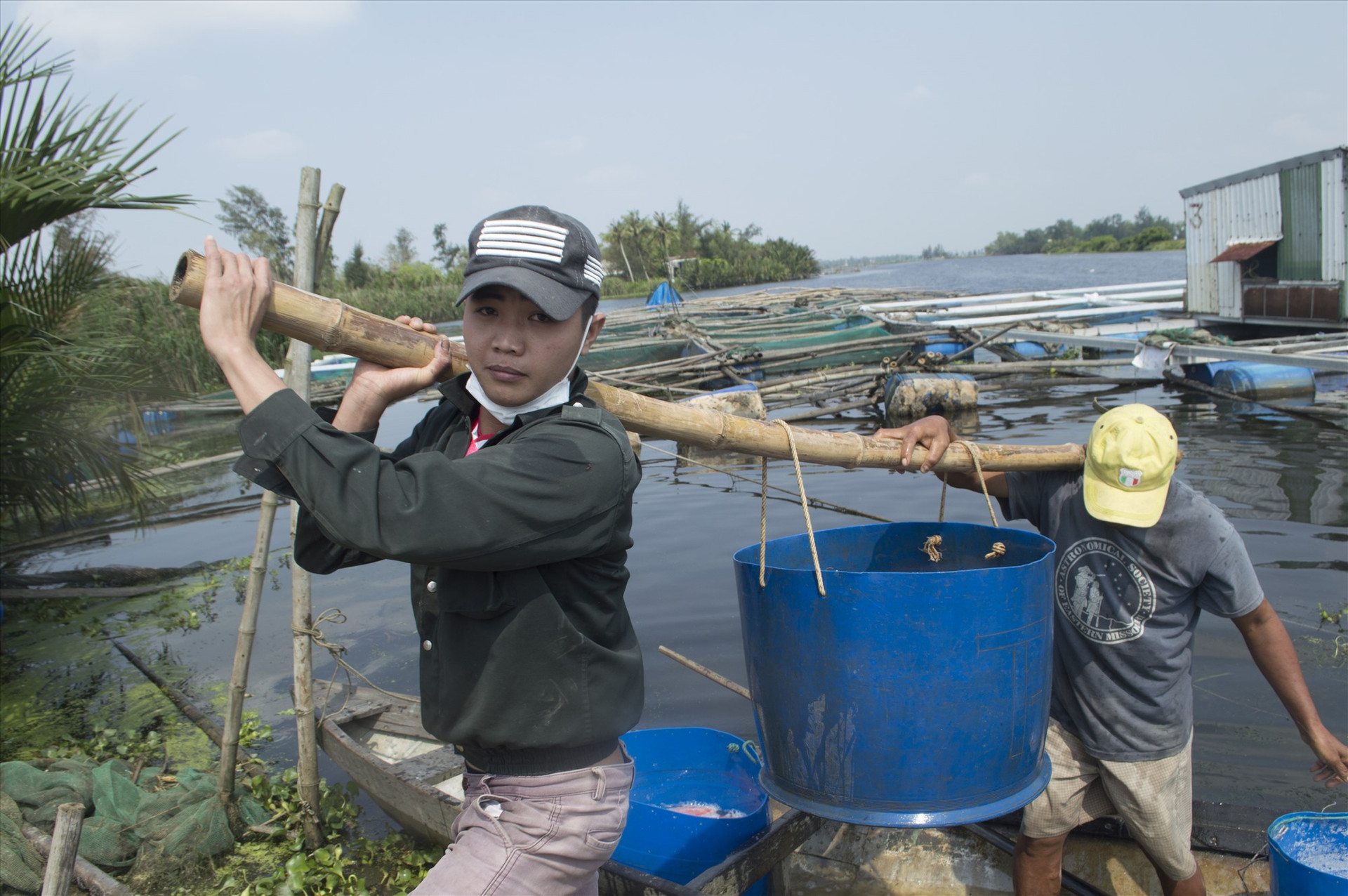 Anh Nguyễn Tuấn Minh thương lái ở xã Bình Dương đến mua và hài lòng về chất lượng cá nuôi của anh Hiền.