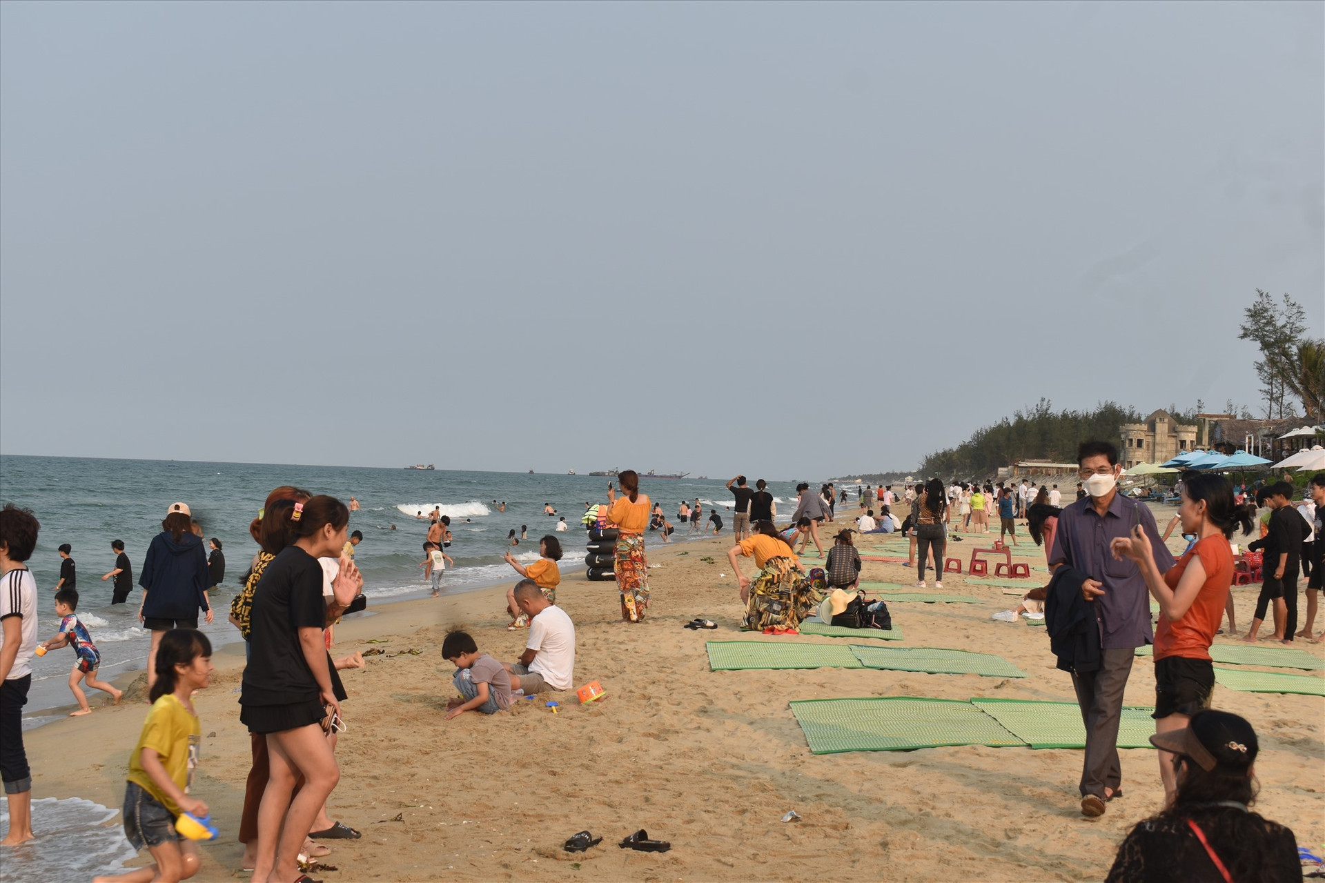 Mỗi ngày có hàng nghìn lượt du khách đến biển An Bàng để vui chơi, giải trí và tắm biển. Ảnh: N.Q