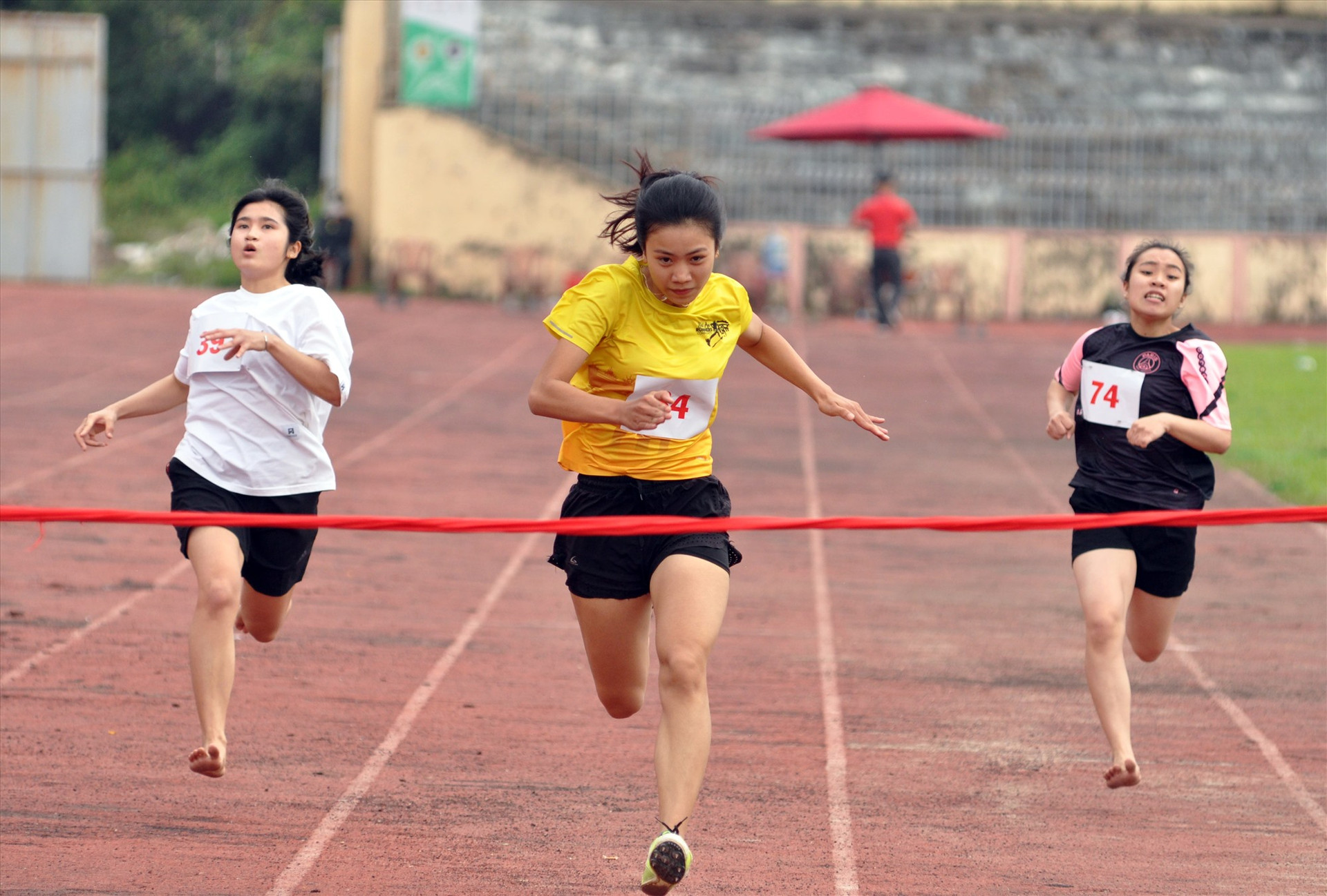 Nữ hoàng tốc độ Phạm Thị Nghi Xuân về đích nội dung 100m. Ảnh: A.S