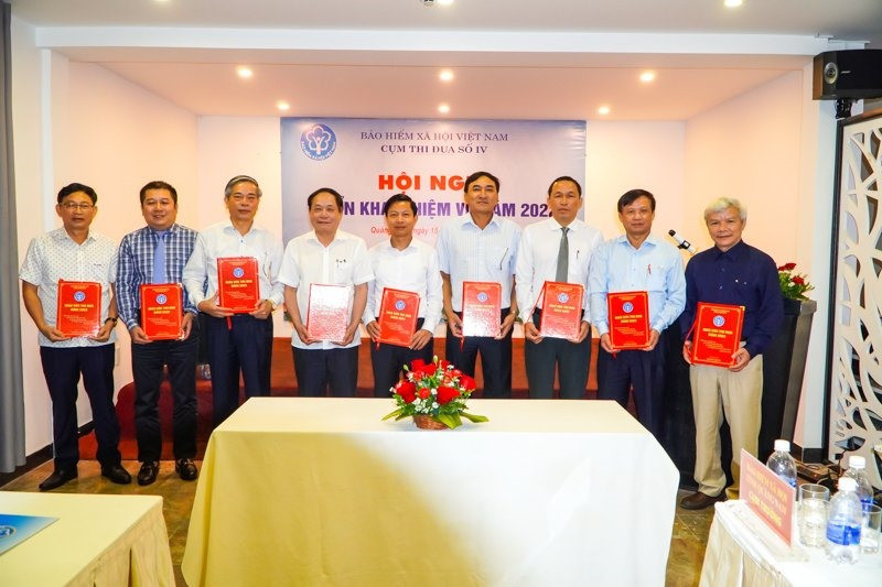 Cụm thi đua số IV ngành Bảo hiểm xã hội Việt Nam ký kết giao ước thi đua năm 2022. Ảnh: D.L
