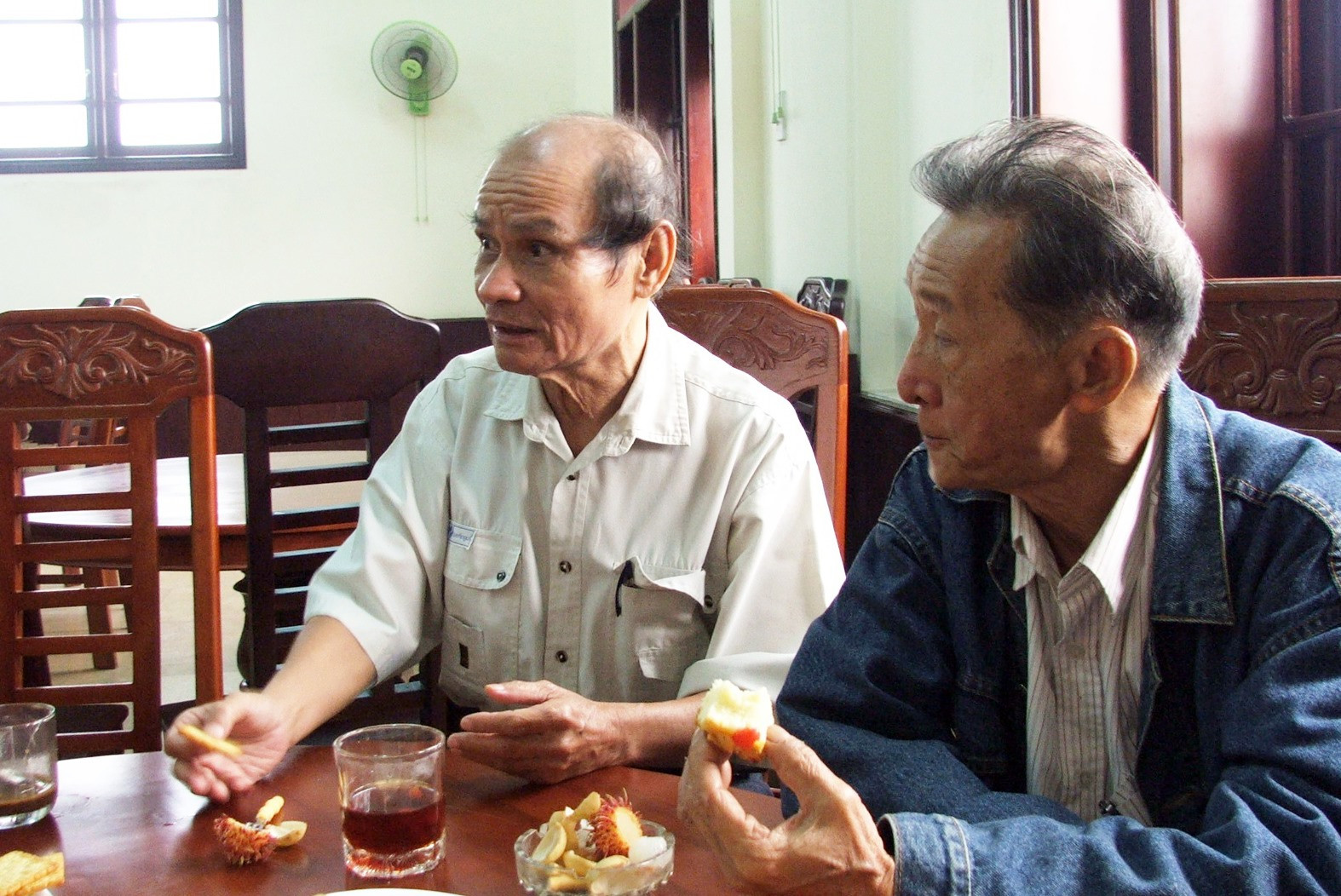 Nhà thơ Thanh Quế (bìa trái) và nhà văn Nguyễn Trung Hiếu trong một lần gặp nhau.