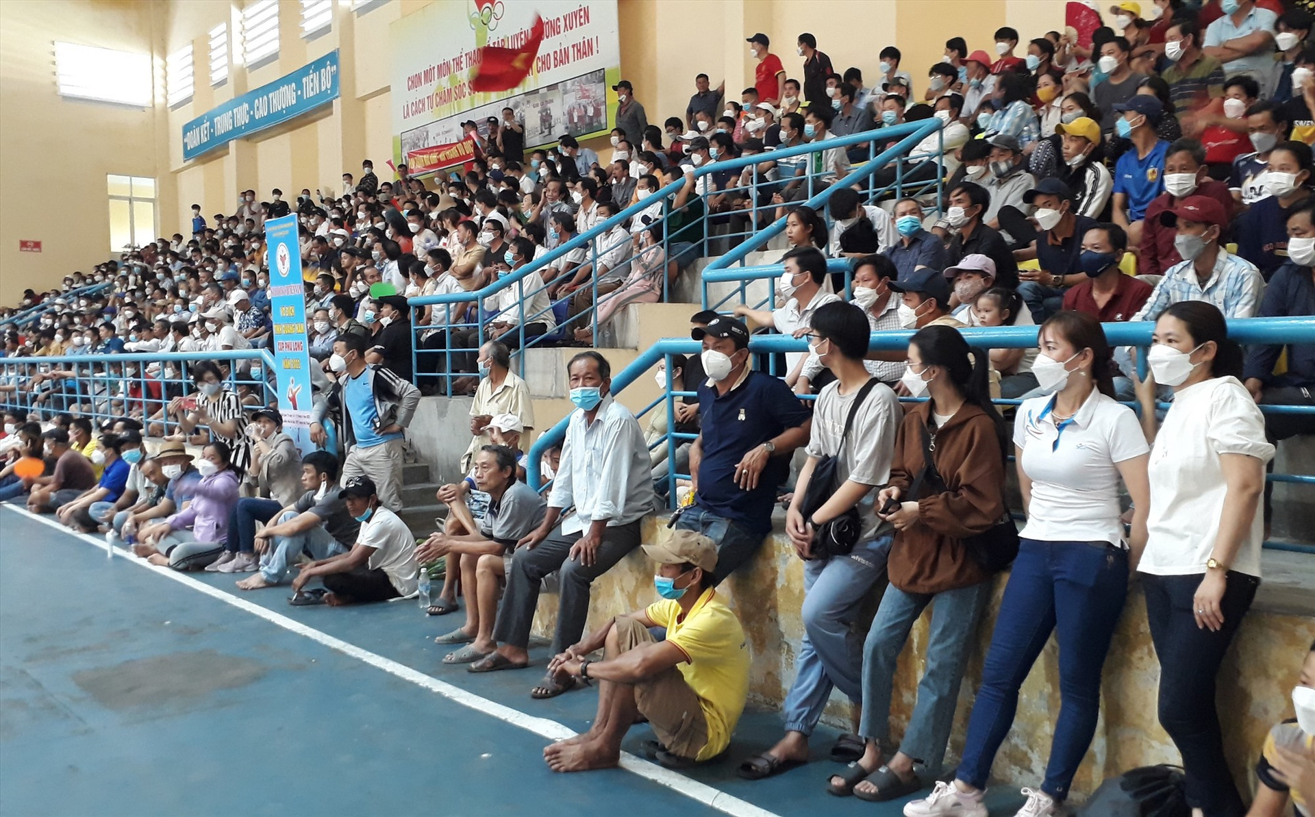 Khán giả phải đứng dưới sân để xem và cổ vũ do Nhà thi đấu TD-TT huyện Núi Thành không còn chỗ ngồi. Ảnh: T.V
