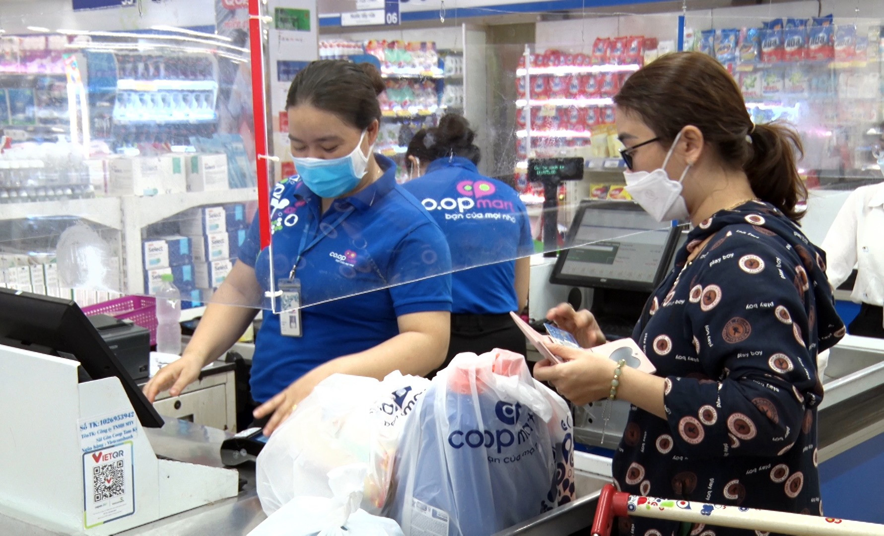 Người dân sử dụng thanh toán điện tử khi mua sắm tại siêu thị