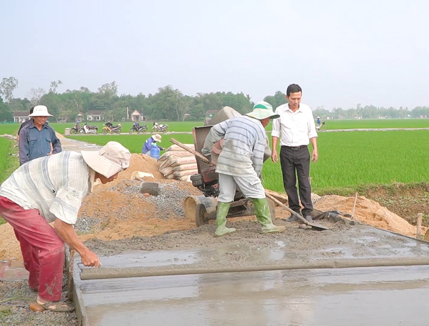 Thăng Bình xây dựng các tuyến đường giao thông nội đồng, phục vụ sản xuất nông nghiệp. Ảnh: MT