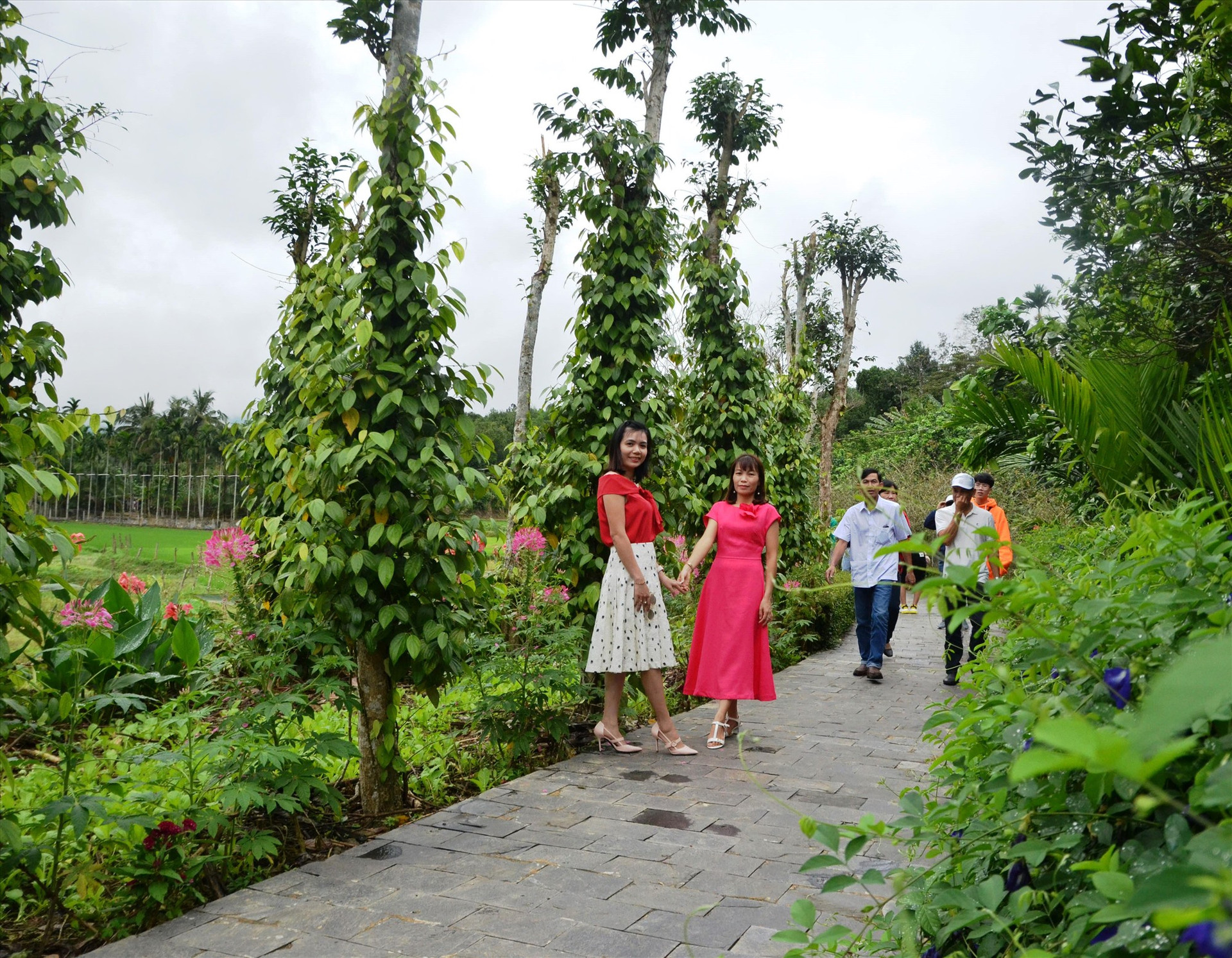 Phát triển du lịch cộng đồng bước đầu đem lại nguồn thu nhập cho người dân làng Lộc Yên. Ảnh: NGUYỄN HƯNG