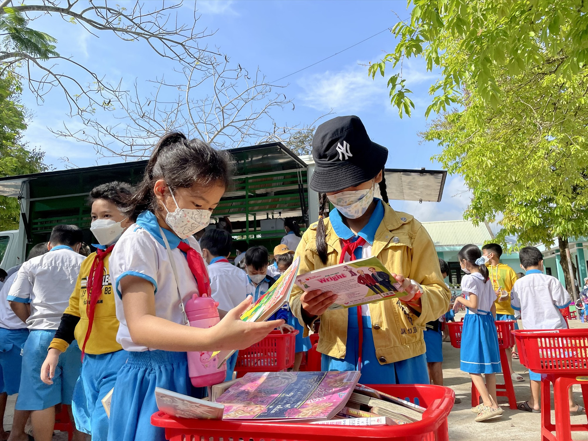 Các em học sinh Trường Tiểu học Hoàng Diệu (Quế Trung, Nông Sơn) hào hứng tìm cuốn sách mình yêu thích. Ảnh: TÂM LÊ
