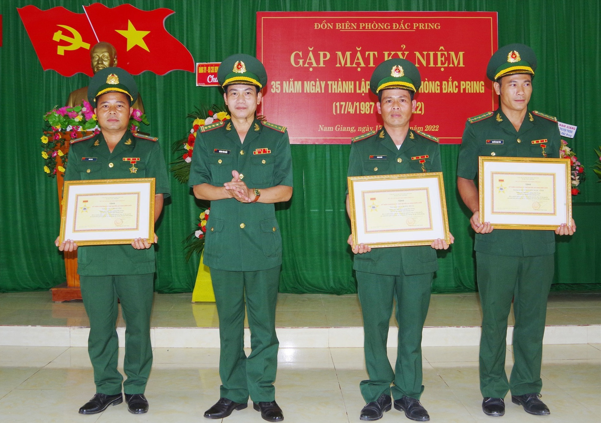 Đại tá Hoàng Văn Mẫn - Chính ủy BĐBP tỉnh trao tặng Kỷ niệm chương “Vì chủ quyền an ninh biên giới Tổ quốc” cho các cá nhân. Ảnh: HỒNG ANH