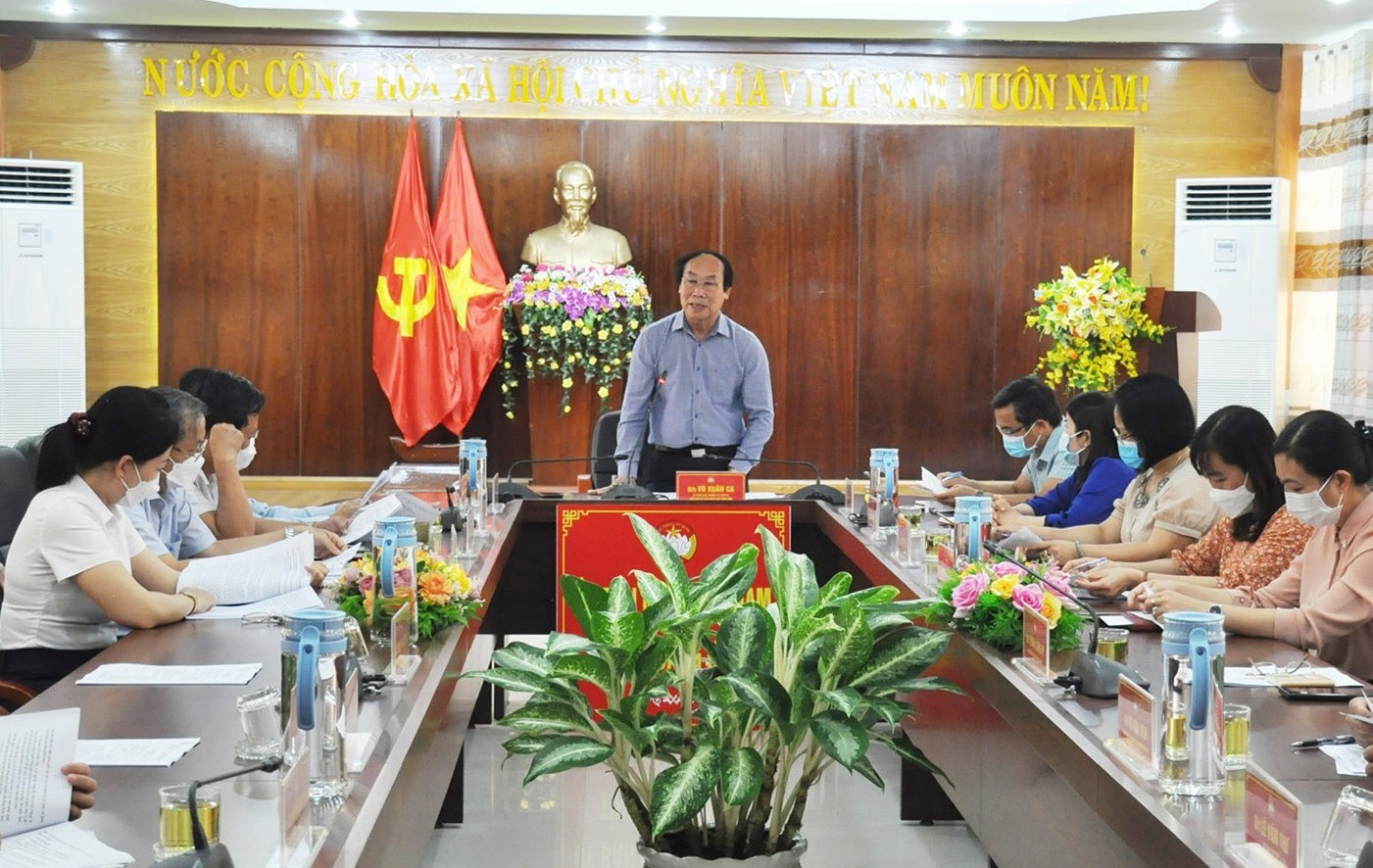 Chủ tịch Ủy ban MTTQ Việt Nam tỉnh Võ Xuân Ca chủ trì cuộc họp Ban Cứu trợ tỉnh chiều nbay 18.4. Ảnh: N.Đ
