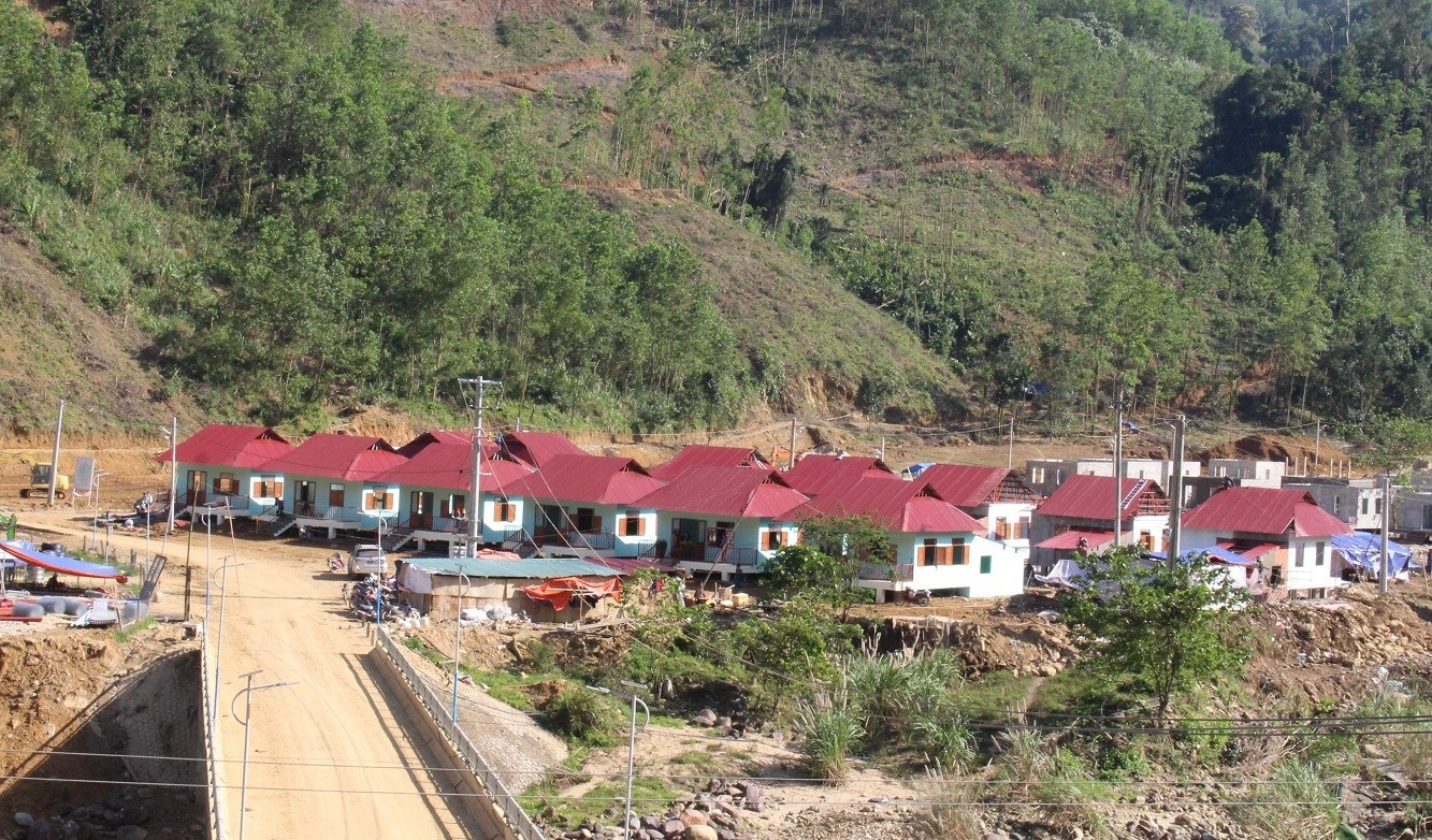 Sau vụ sạt lở đất kinh hoàng cuối năm 2020, người dân vùng sạt lở đất xã Trà Leng (Nam Trà My) được các nhà hảo tâm hỗ trợ xây dựng nhà ở khang trang, ổn định cuộc sống ở khu tái định cư Bằng La.